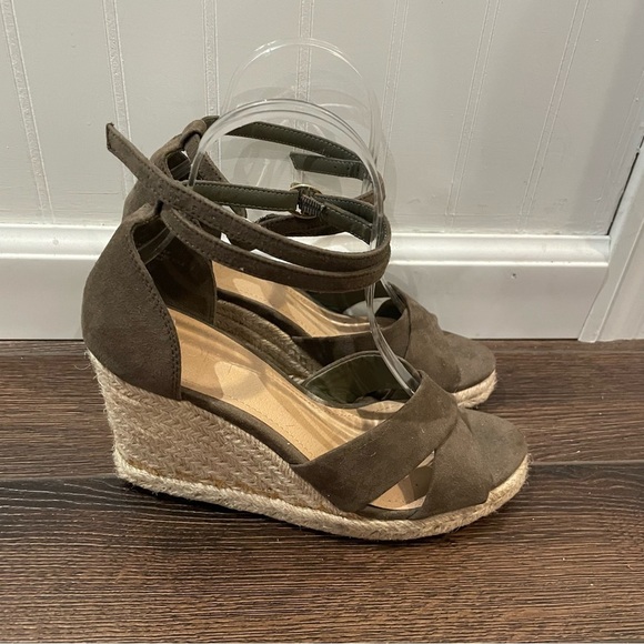 Ann Taylor Loft Espadrille Wedge Sandal in Vibrant Olive 7M - Picture 2 of 9